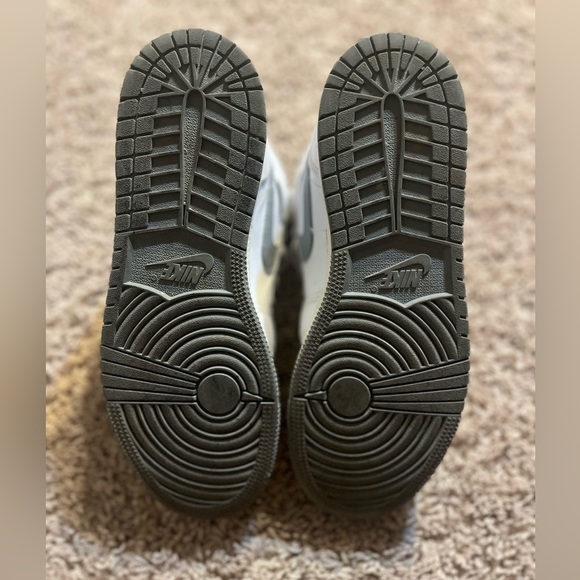 Jordan 1 mid neutral grey 6y (BARELY WORN WITH BOX) - Picture 4 of 4